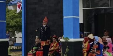 Kepala KUPP Molawe, Capt. Marsri Tulak memimpin upacara HUT RI ke 80