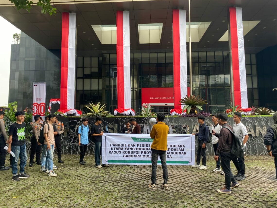 AMPUH Sultra saat aksi jilid II di Kantor KPK RI