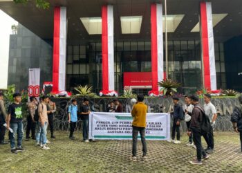 AMPUH Sultra saat aksi jilid II di Kantor KPK RI