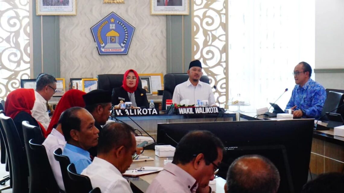 Wali Kota Kendari bersama Wakil Wali Kota dan instansi serta OPD pada rapat percepatan ekonomi