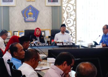 Wali Kota Kendari bersama Wakil Wali Kota dan instansi serta OPD pada rapat percepatan ekonomi