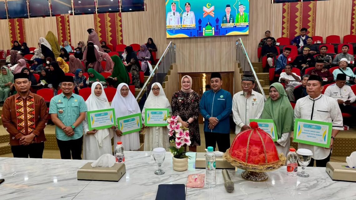 Wali Kota Kendari, Siska Karina Imran bersama para guru mengaji penerima hadiah umroh