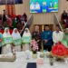 Wali Kota Kendari, Siska Karina Imran bersama para guru mengaji penerima hadiah umroh