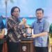 Akmet saat menyerahkan cinderamata kepada Kepala Dinas Koperasi dan UMKM Kendari