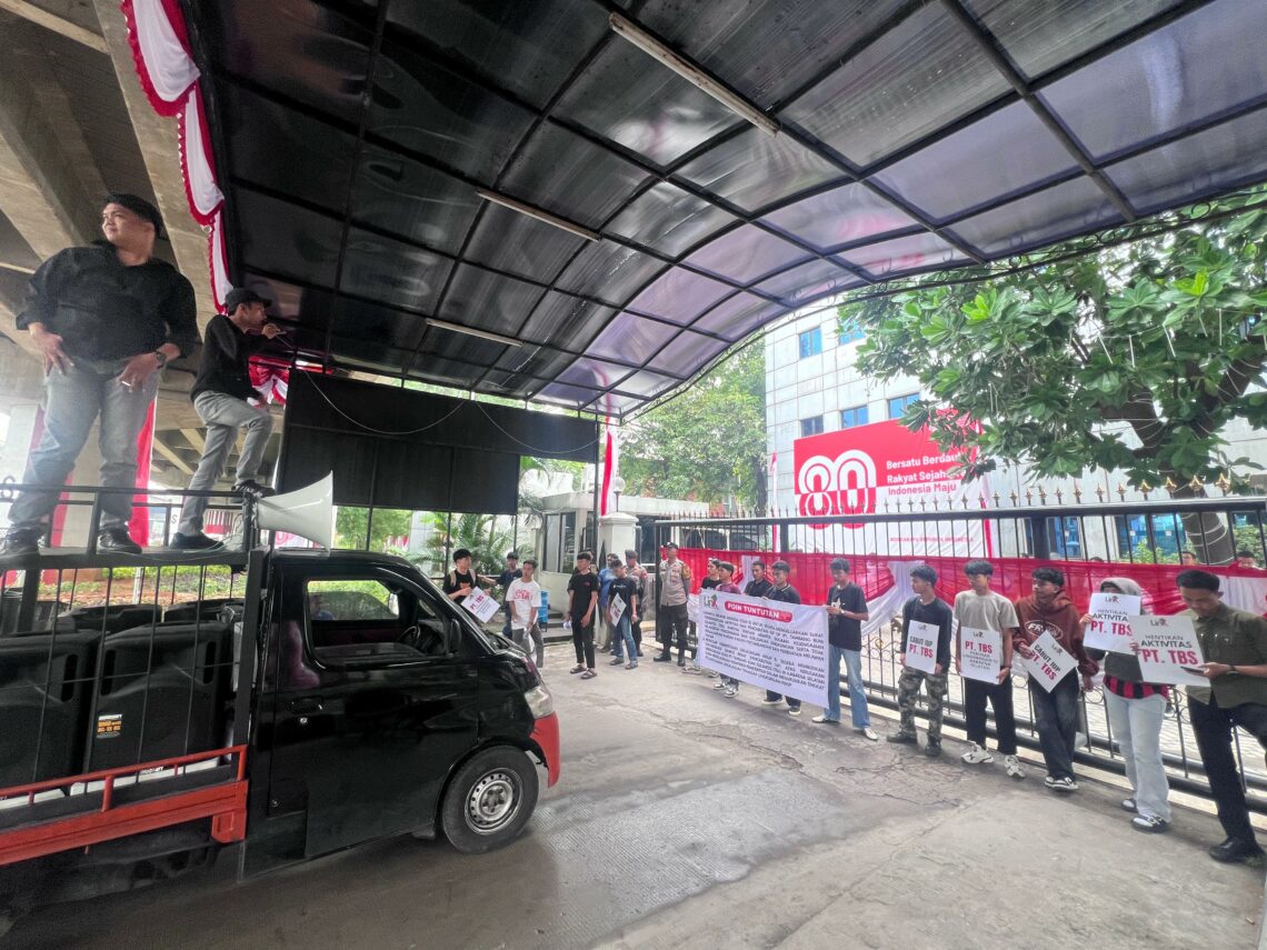 LINK Sultra saat aksi di Kantor KLH RI