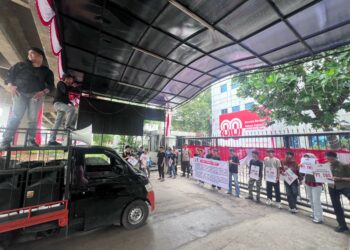 LINK Sultra saat aksi di Kantor KLH RI
