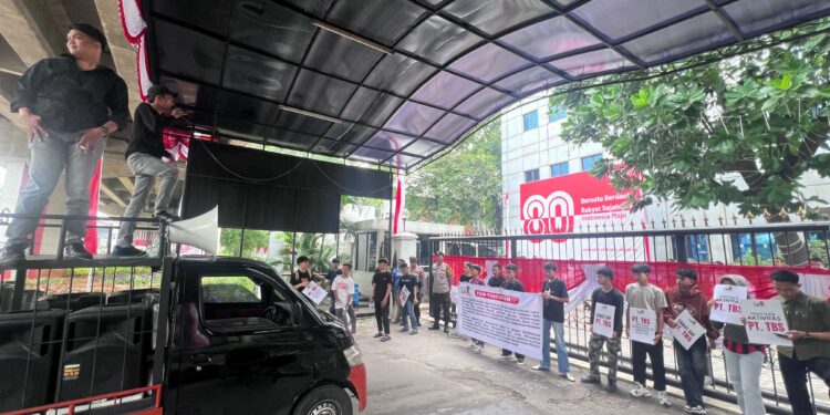 LINK Sultra saat aksi di Kantor KLH RI