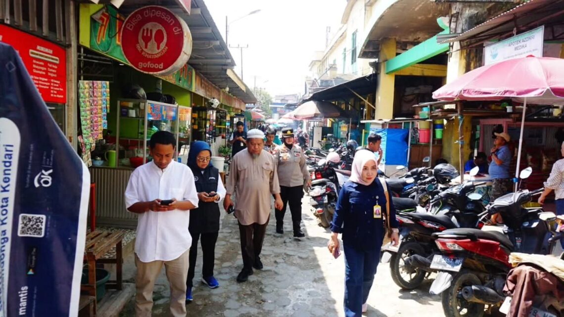 TPID Kota Kendari Terus Berkerja, Pastikan Harga Beras di Masyarakat Stabil 10 Staf Ahli Wali Kota Kendari, Adriana Musarudin memimpin Sidak di Pasar Mandonga