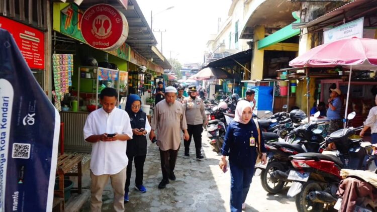 Staf Ahli Wali Kota Kendari, Adriana Musarudin memimpin Sidak di Pasar Mandonga