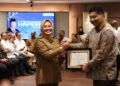 Menteri PKP, Maruarar Sirait menyerahkan penghargaan kepada Wali Kota Kendari, dr. Hj. Siska Karina Imran, SKM