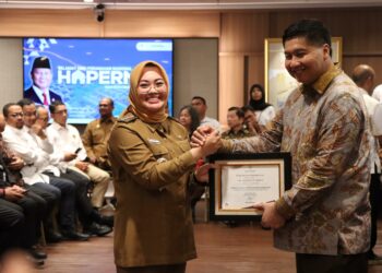 Menteri PKP, Maruarar Sirait menyerahkan penghargaan kepada Wali Kota Kendari, dr. Hj. Siska Karina Imran, SKM