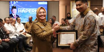 Menteri PKP, Maruarar Sirait menyerahkan penghargaan kepada Wali Kota Kendari, dr. Hj. Siska Karina Imran, SKM