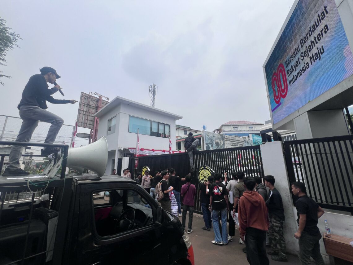 LINK Sultra saat aksi di Kantor Dirjen Minerba