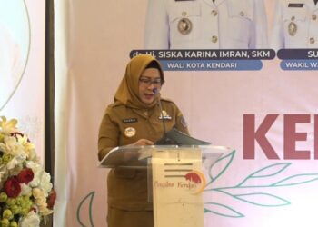 Ketua DWP Kendari, Hj Hasria SKM M.AP membuka kegiatan seminar
