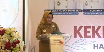 Ketua DWP Kendari, Hj Hasria SKM M.AP membuka kegiatan seminar