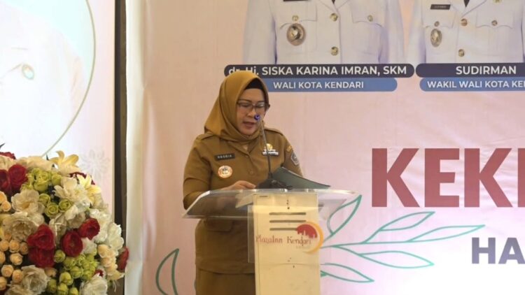 Ketua DWP Kendari, Hj Hasria SKM M.AP membuka kegiatan seminar