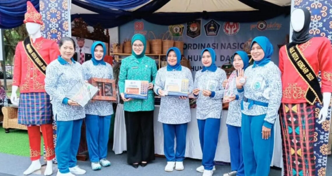 Ketua Dekranasda Kendari saat menunjukan produk unggulannya