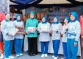 Ketua Dekranasda Kendari saat menunjukan produk unggulannya