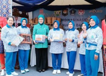 Ketua Dekranasda Kendari saat menunjukan produk unggulannya
