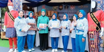 Ketua Dekranasda Kendari saat menunjukan produk unggulannya
