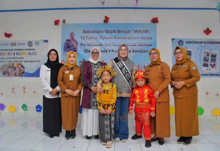 Foto bersama TK Negeri 1 Kendari bersama Bunda PAUD, Siska Karina Imran yang juga Wali Kota Kendari