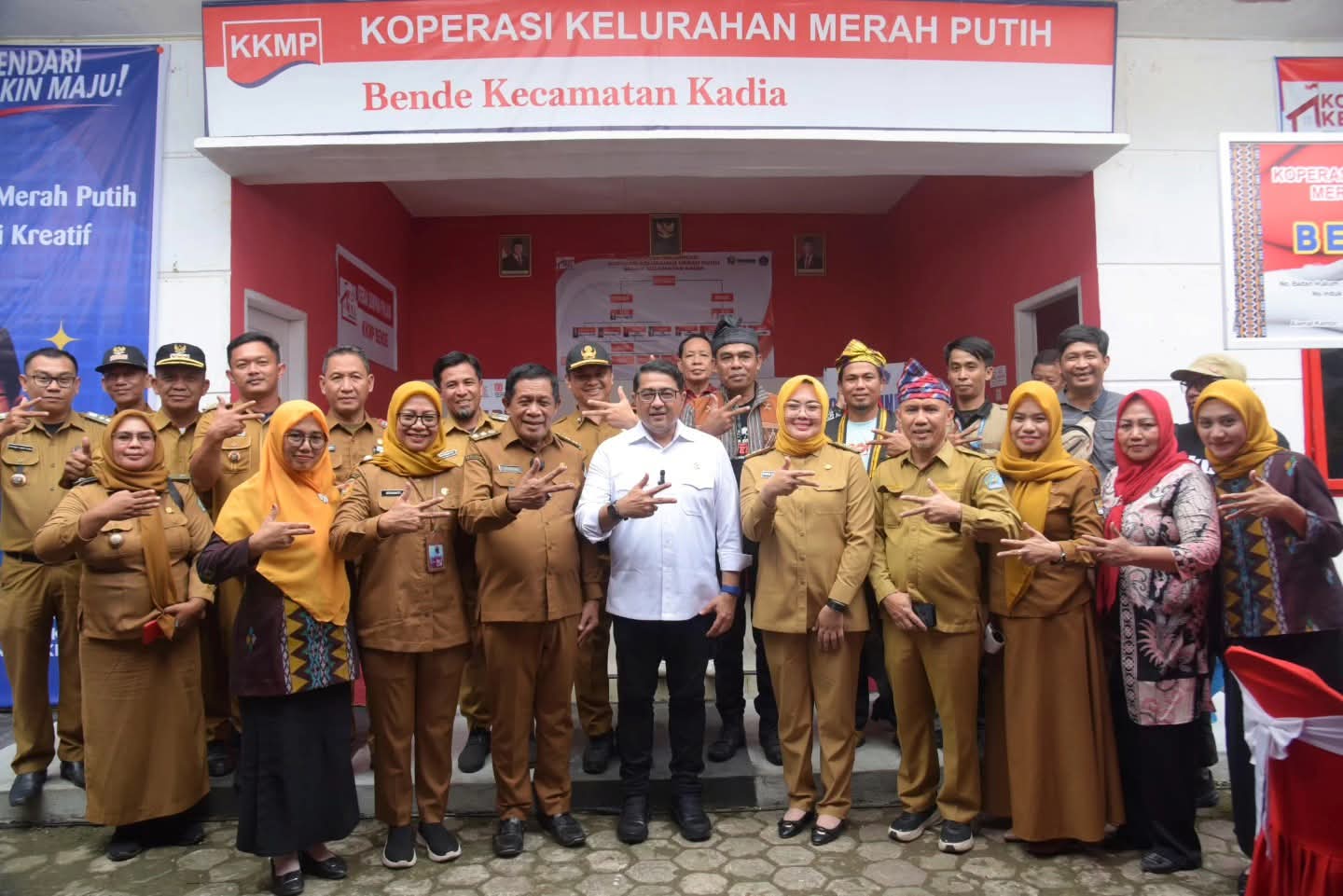 Dampingi Kunker Menkraf, Wali Kota Pamerkan Produk Kreatif Koperasi Kelurahan Bende 12 Dampingi Kunker Menkraf, Wali Kota Pamerkan Produk Kreatif Koperasi Kelurahan Bende