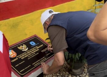 Presdir PT Ifishdeco Tbk, Muhammad Ishaq menandatangani prasasti peresmian Tribun Mbatono di Kecamatan Tinanggea