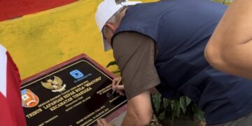 Presdir PT Ifishdeco Tbk, Muhammad Ishaq menandatangani prasasti peresmian Tribun Mbatono di Kecamatan Tinanggea