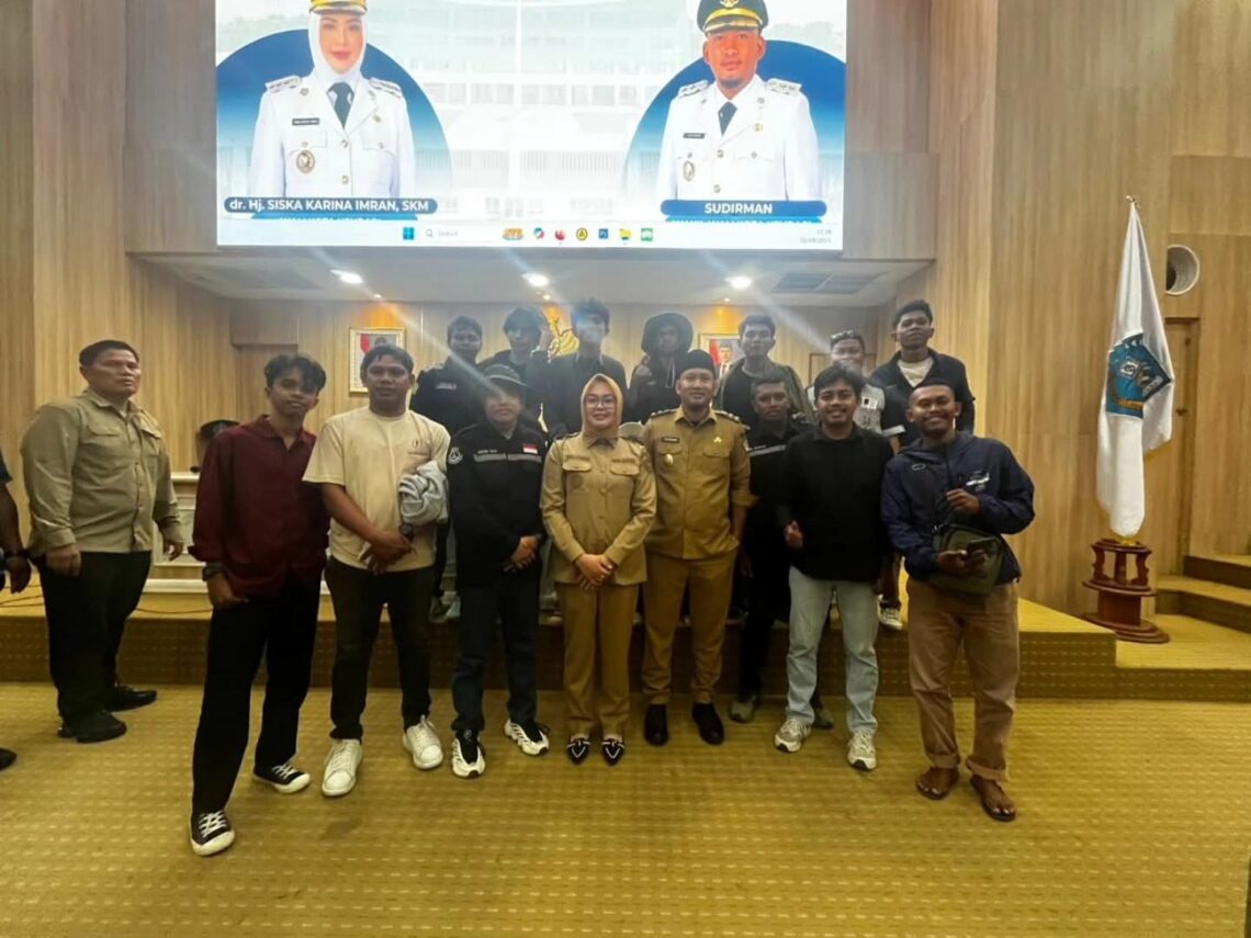 Wali Kota Kendari, Siska Karina Imran didampingi Wakilnya Sudirman menerima aspirasi massa aksi terkait upah petugas kebersihan