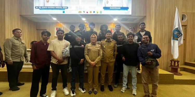 Wali Kota Kendari, Siska Karina Imran didampingi Wakilnya Sudirman menerima aspirasi massa aksi terkait upah petugas kebersihan