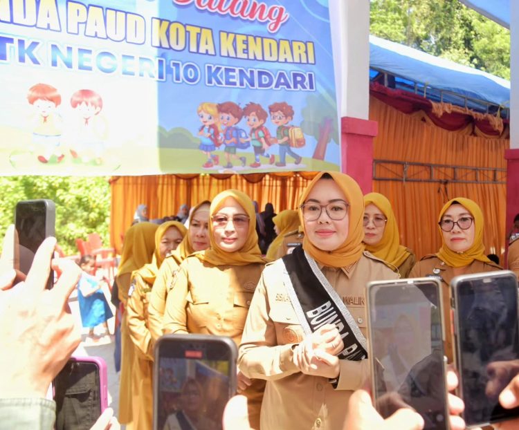 Bunda PAUD Kendari, Siska Karina Imran usai meresmikan TK Negeri 10 Kendari