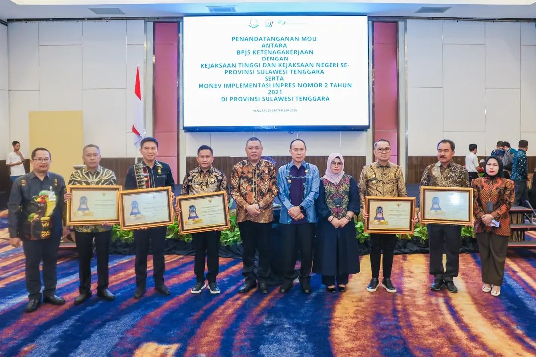 Hadiri MoU Kejati dan BPJS Ketenagakerjaan, Bupati Konsel Terima Penghargaan Paritrana Award 2025 13 Hadiri MoU Kejati dan BPJS Ketenagakerjaan, Bupati Konsel Terima Penghargaan Paritrana Award 2025