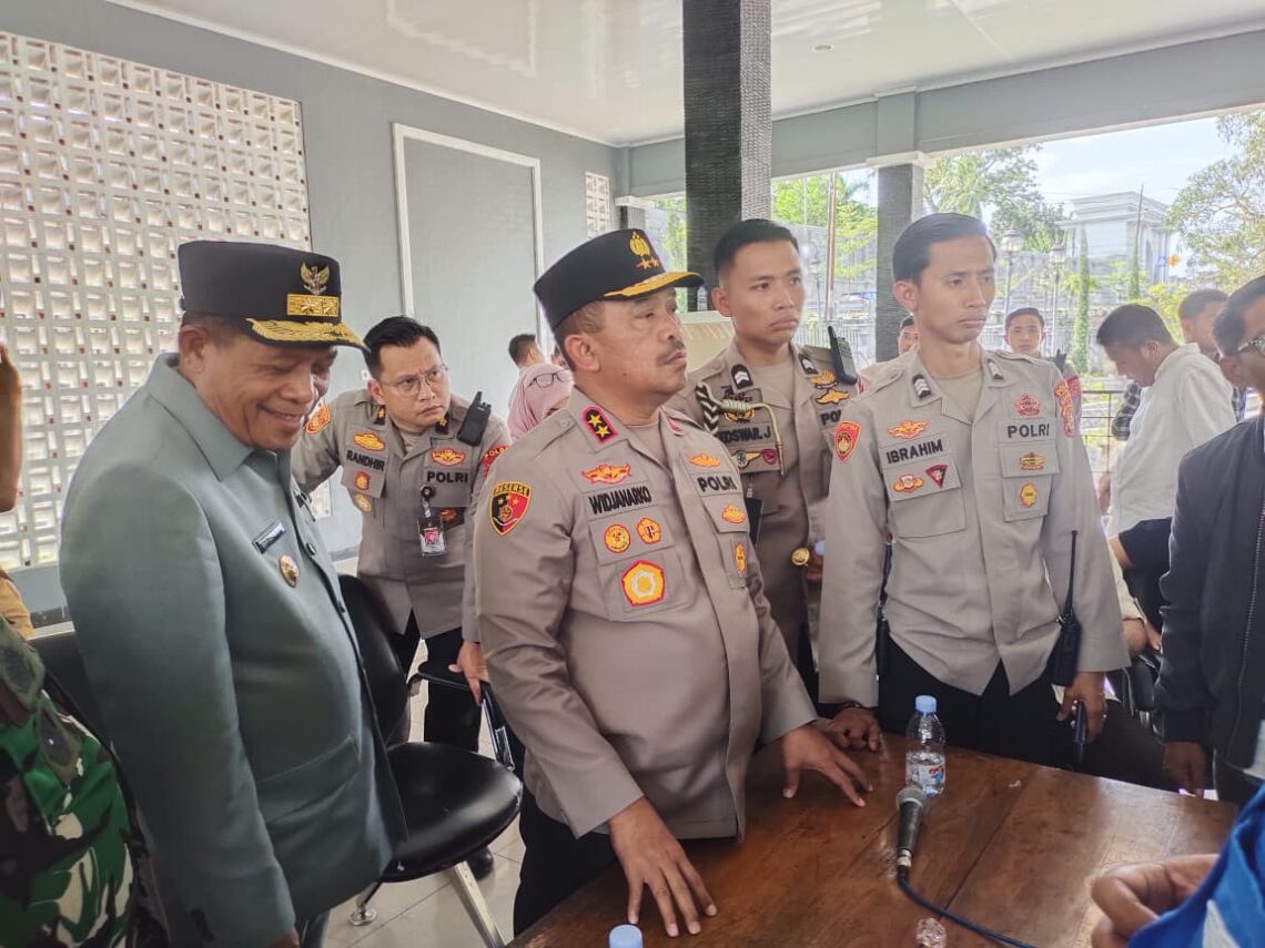 Kapolda Sultra, Irjen Pol Didik Agung Widjanarko bersama Wagub Sultra, Ir Hugua usai menerima aspirasi Aliansi Suara Rakyat (ASR)