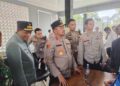Kapolda Sultra, Irjen Pol Didik Agung Widjanarko bersama Wagub Sultra, Ir Hugua usai menerima aspirasi Aliansi Suara Rakyat (ASR)