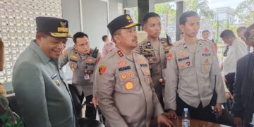 Kapolda Sultra, Irjen Pol Didik Agung Widjanarko bersama Wagub Sultra, Ir Hugua usai menerima aspirasi Aliansi Suara Rakyat (ASR)