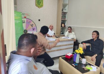 Asintel Kejati Sultra, Muhammad Ilham saat menerima ASR Sultra