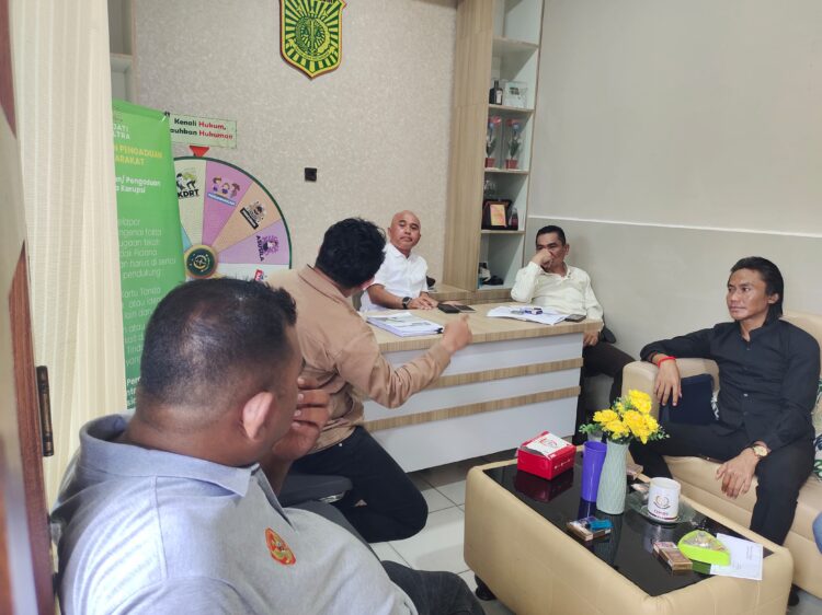 Asintel Kejati Sultra, Muhammad Ilham saat menerima ASR Sultra
