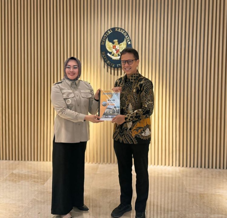 Wali Kota Kendari, Siska Karina Imran bersama Menkes RI, Budi Gunadi Sadikin