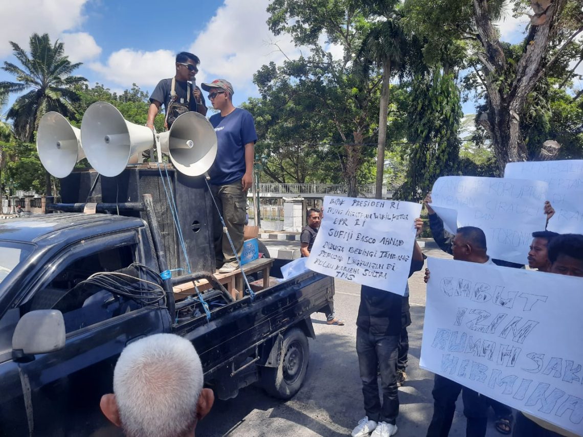 Aliansi Suara Rakyat (ASR) Sultra saat aksi di Kantor DPRD dan menyuarakan dugaan keterlibatan Sufmi Dasco