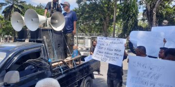Aliansi Suara Rakyat (ASR) Sultra saat aksi di Kantor DPRD dan menyuarakan dugaan keterlibatan Sufmi Dasco