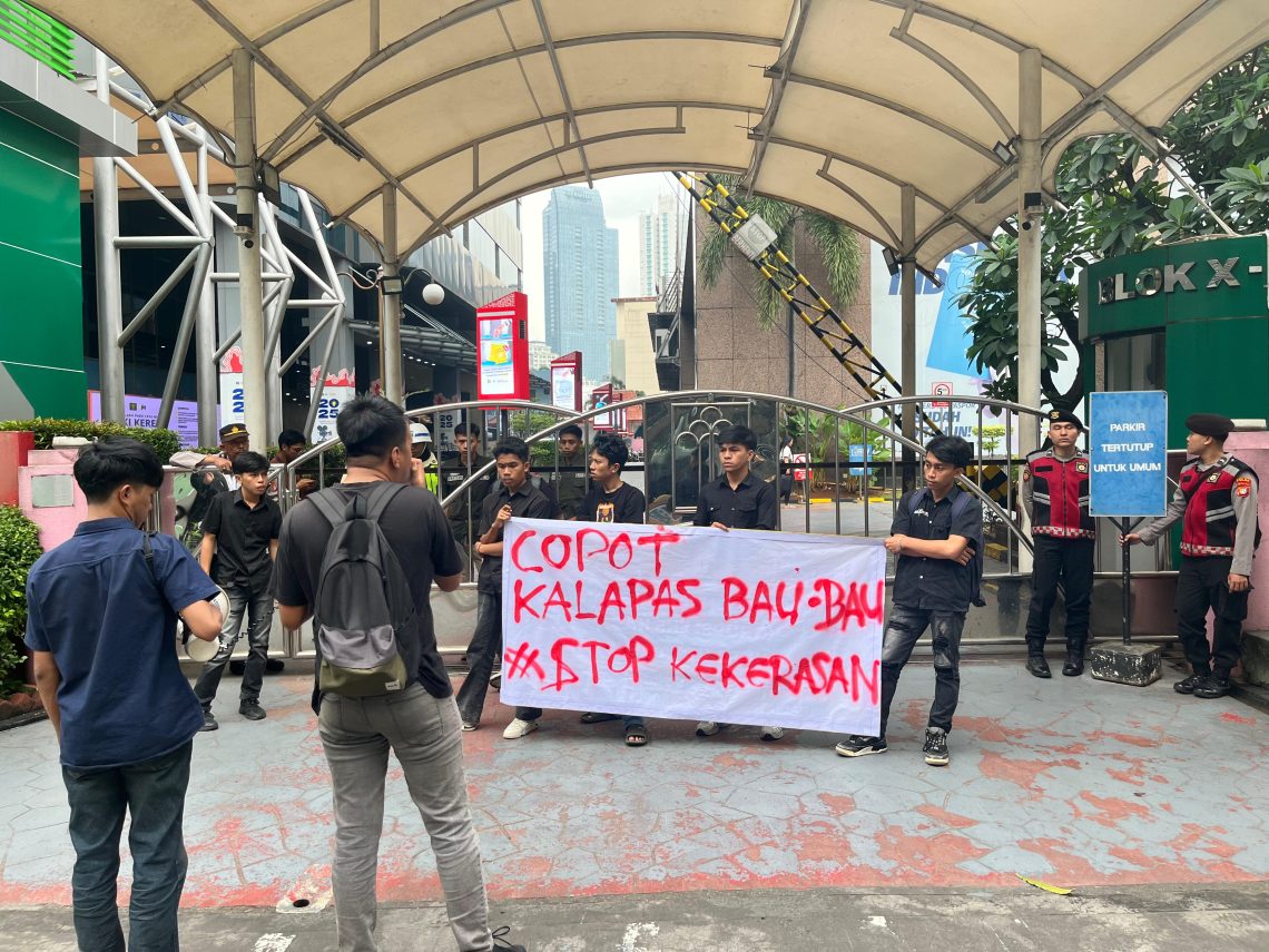 AKAR-Sultra Minta Kemenkum Segera Copot Kalapas Bau-Bau 10 AKAR-Sultra saat aksi depan Kantor Kemenkum di Jakarta