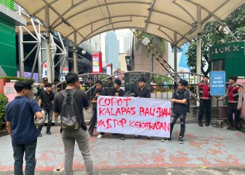 AKAR-Sultra saat aksi depan Kantor Kemenkum di Jakarta