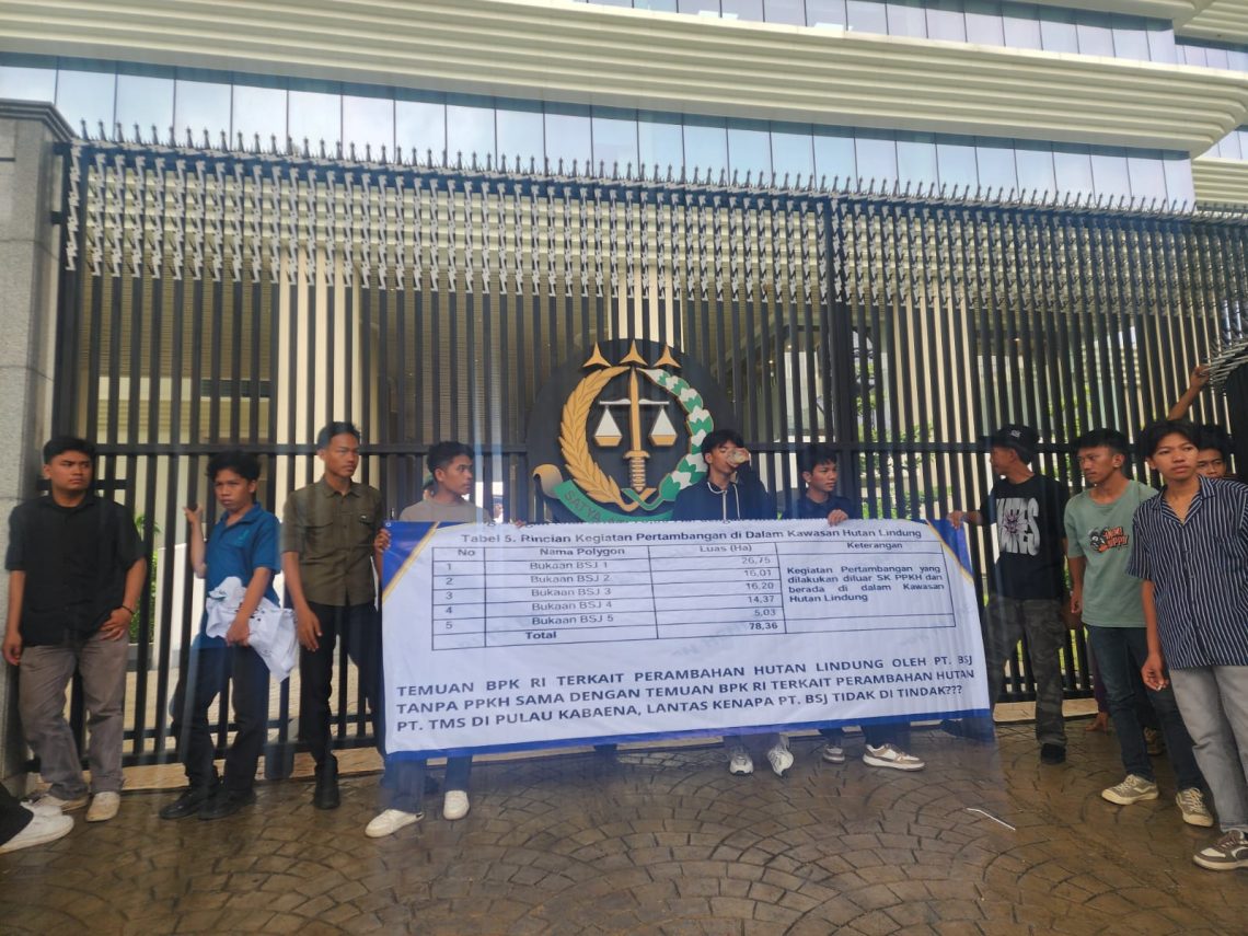 AMPUH Sultra saat aksi di Kejagung RI