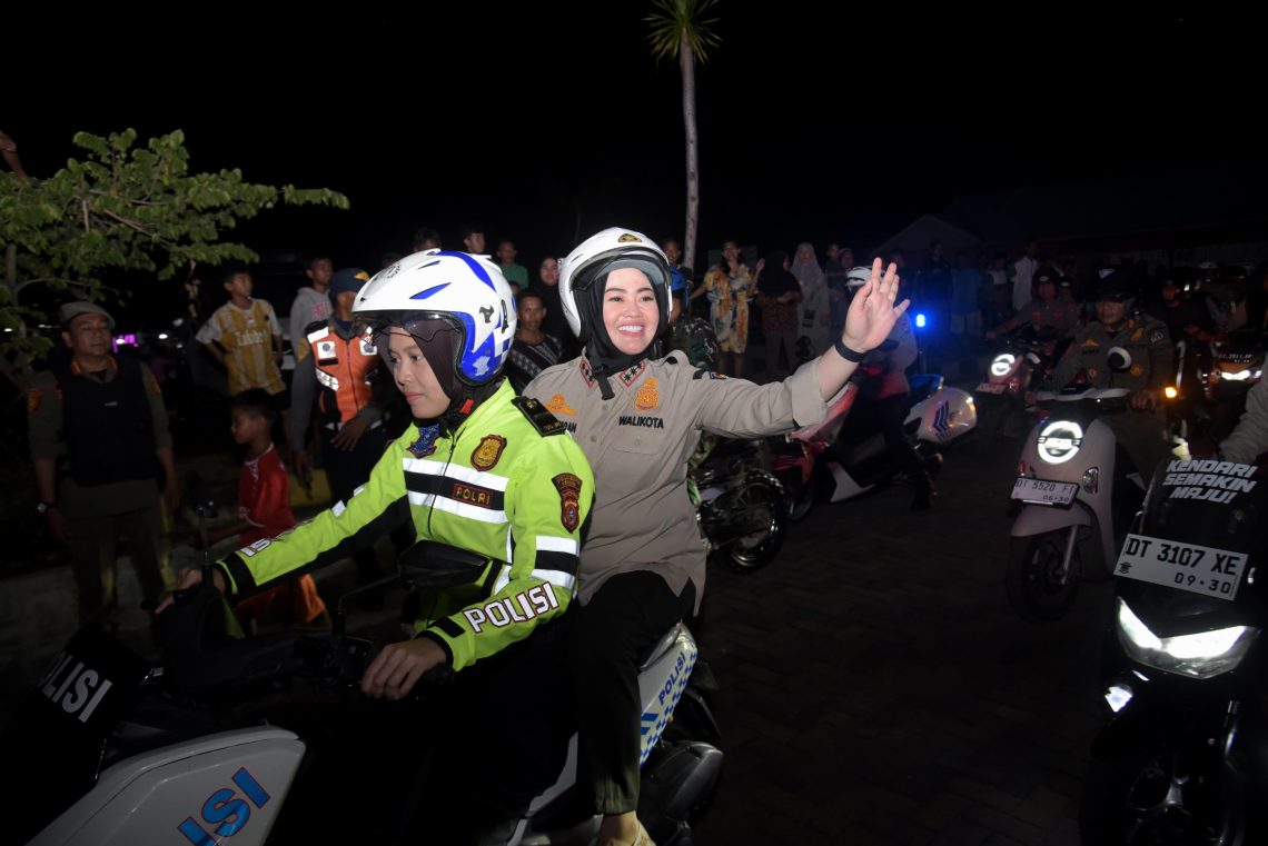 Kolaborasi Jaga Kondusifitas, Wali Kota Kendari Pimpin Patroli Gabungan 10 Wali Kota Kendari, Siska Karina Imran saat pimpin patroli gabungan mengenakan motor sembari menyapa warga Kendari