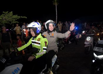 Wali Kota Kendari, Siska Karina Imran saat pimpin patroli gabungan mengenakan motor sembari menyapa warga Kendari