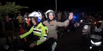 Wali Kota Kendari, Siska Karina Imran saat pimpin patroli gabungan mengenakan motor sembari menyapa warga Kendari