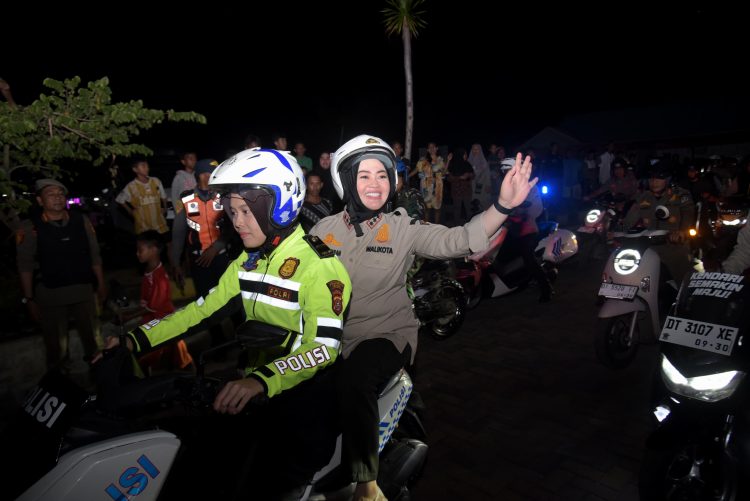 Wali Kota Kendari, Siska Karina Imran saat pimpin patroli gabungan mengenakan motor sembari menyapa warga Kendari