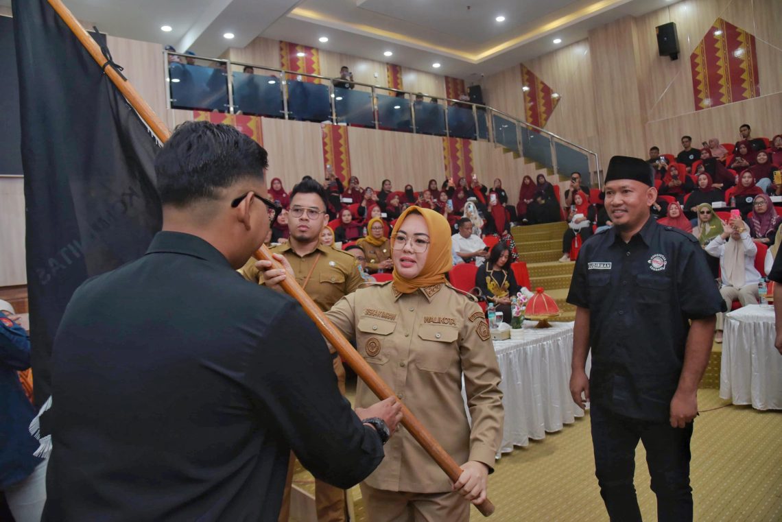 Komunitas Kuliner Tripelka Dikukuhkan, Siap Dukung Program UMKM Maju Kota Kendari 10 Wali Kota Kendari, Siska Karina Imran didampingi Wakil Wali Kota, Sudirman mengukuhkan Komunitas Kuliner Tripelka