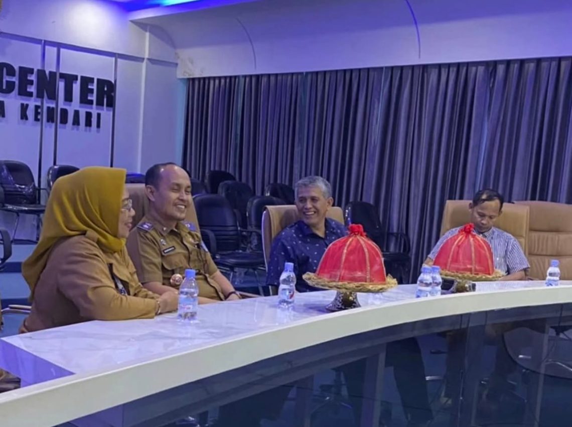 Kadis Kominfo Kendari, Sahuriyanto Meronda, SP., MM., dan Dekan FISIP UHO, Prof. Dr. Eka Suaib, M.Si.