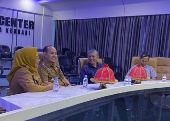 Kadis Kominfo Kendari, Sahuriyanto Meronda, SP., MM., dan Dekan FISIP UHO, Prof. Dr. Eka Suaib, M.Si.